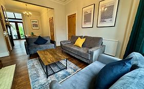 Large Citycentre Townhouse & Hot Tub, Pool Table And Offroad Parking