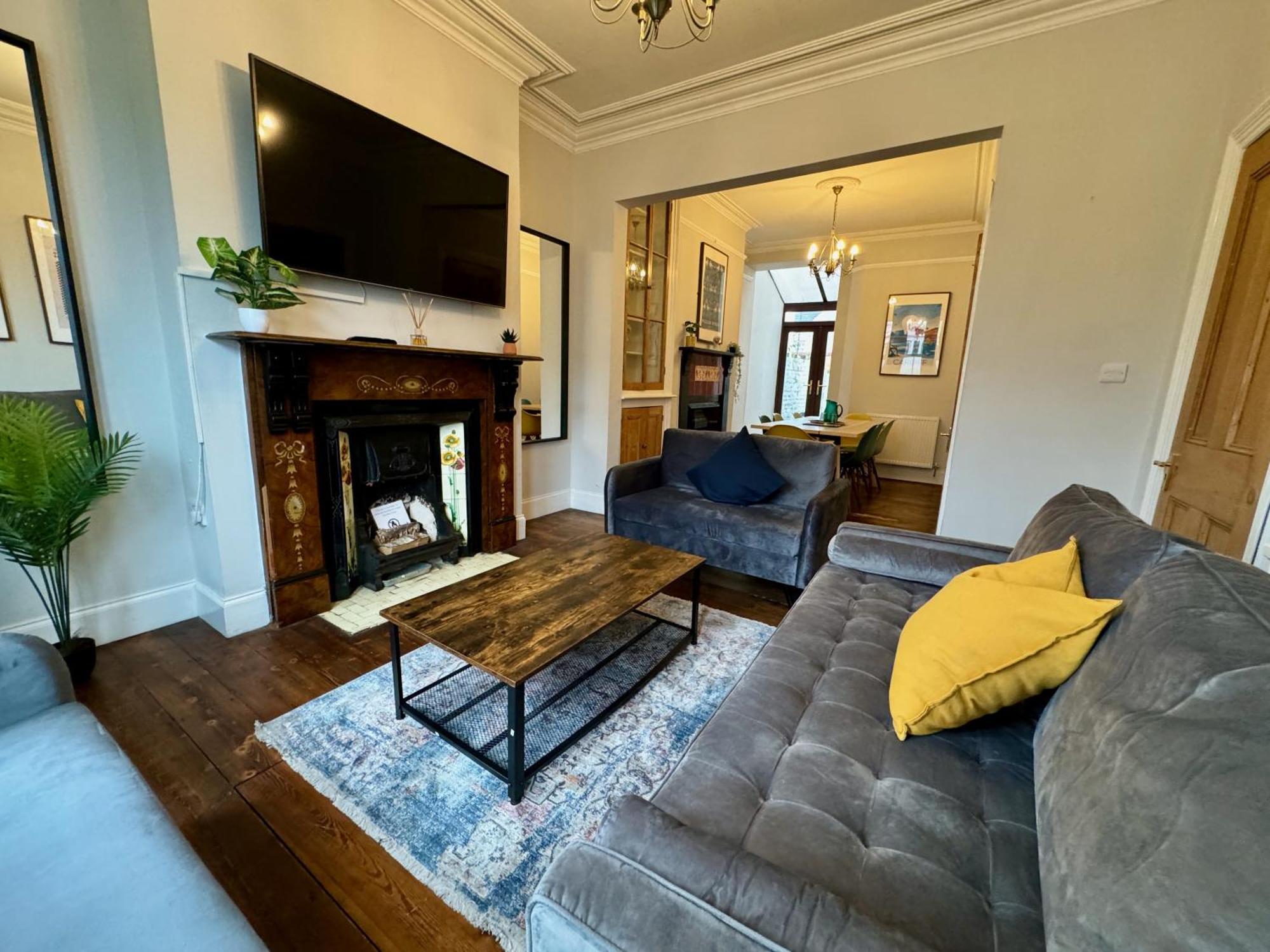 Large Citycentre Townhouse & Hot Tub, Pool Table And Offroad Parking Cardiff Exterior photo
