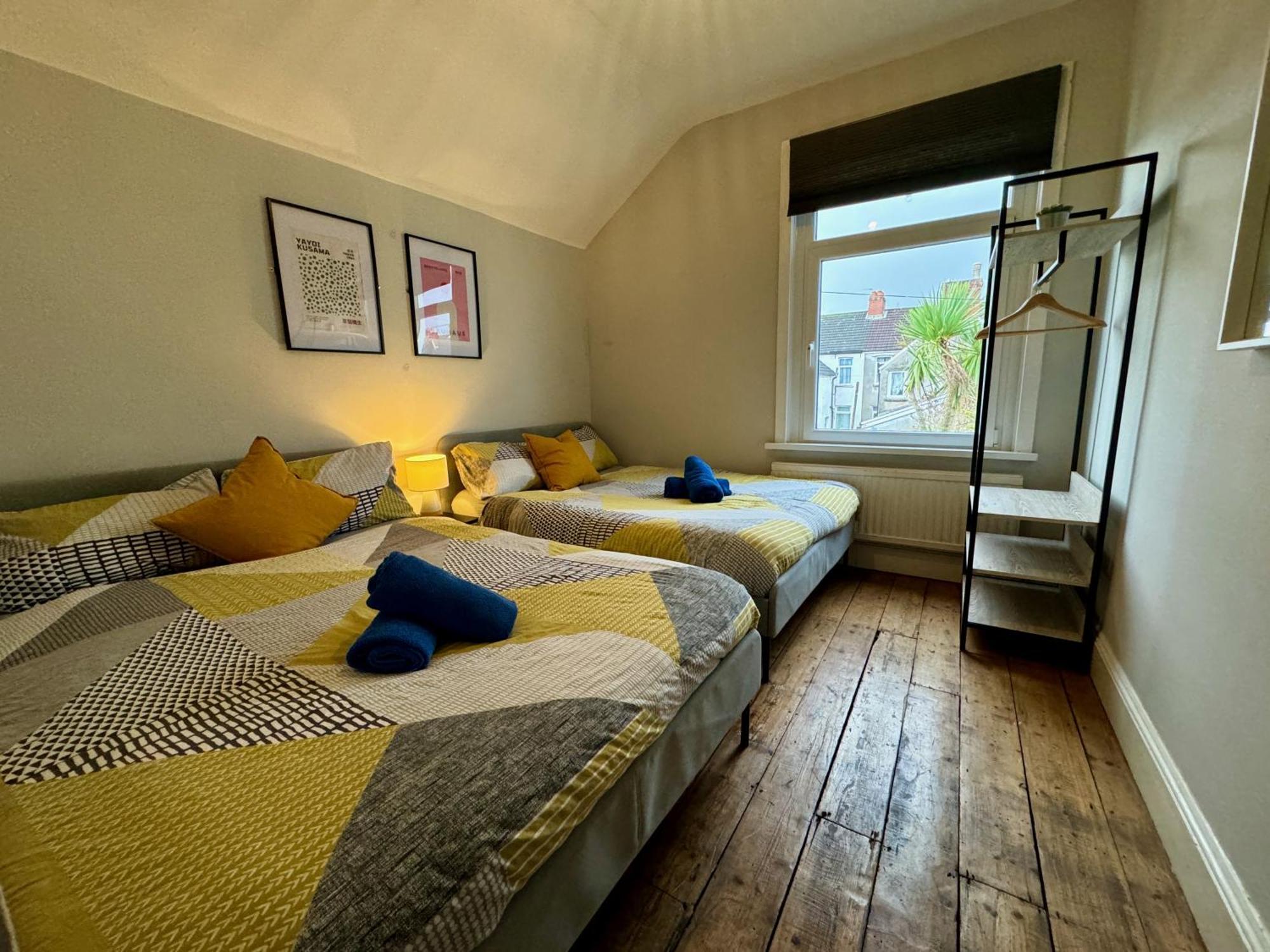 Large Citycentre Townhouse & Hot Tub, Pool Table And Offroad Parking Cardiff Exterior photo