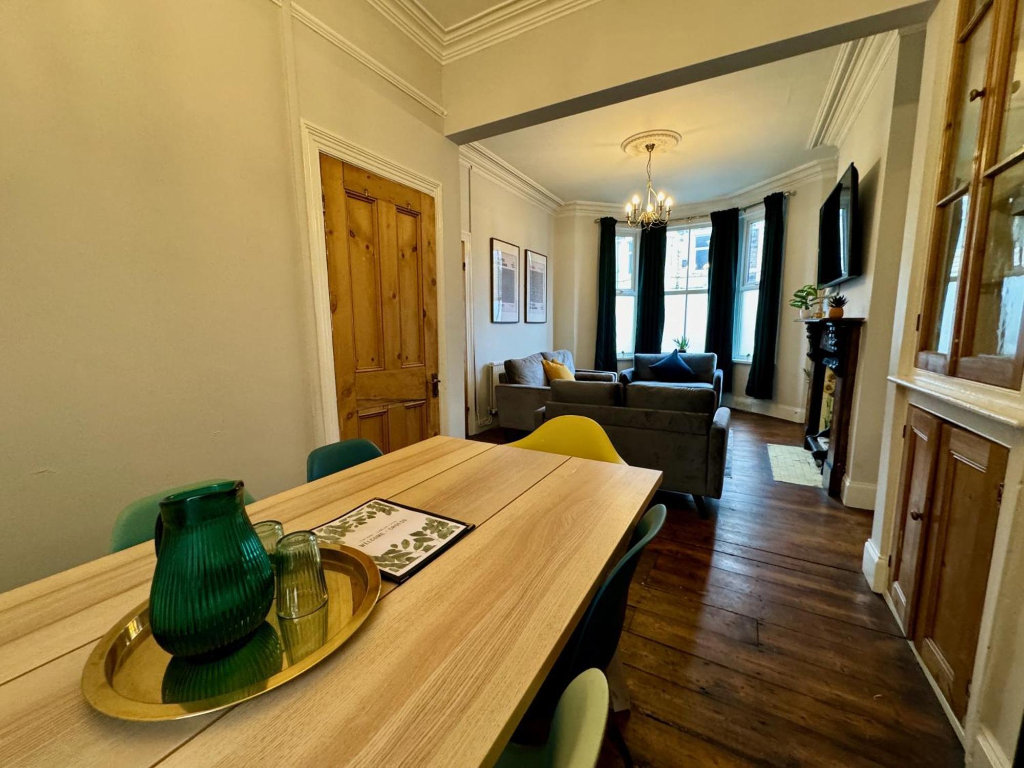 Large Citycentre Townhouse & Hot Tub, Pool Table And Offroad Parking Cardiff Exterior photo