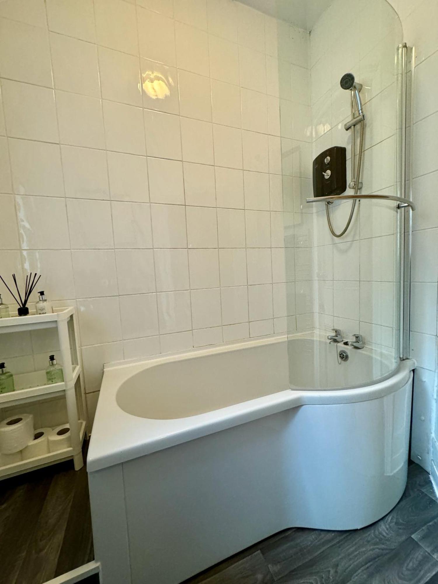 Large Citycentre Townhouse & Hot Tub, Pool Table And Offroad Parking Cardiff Exterior photo