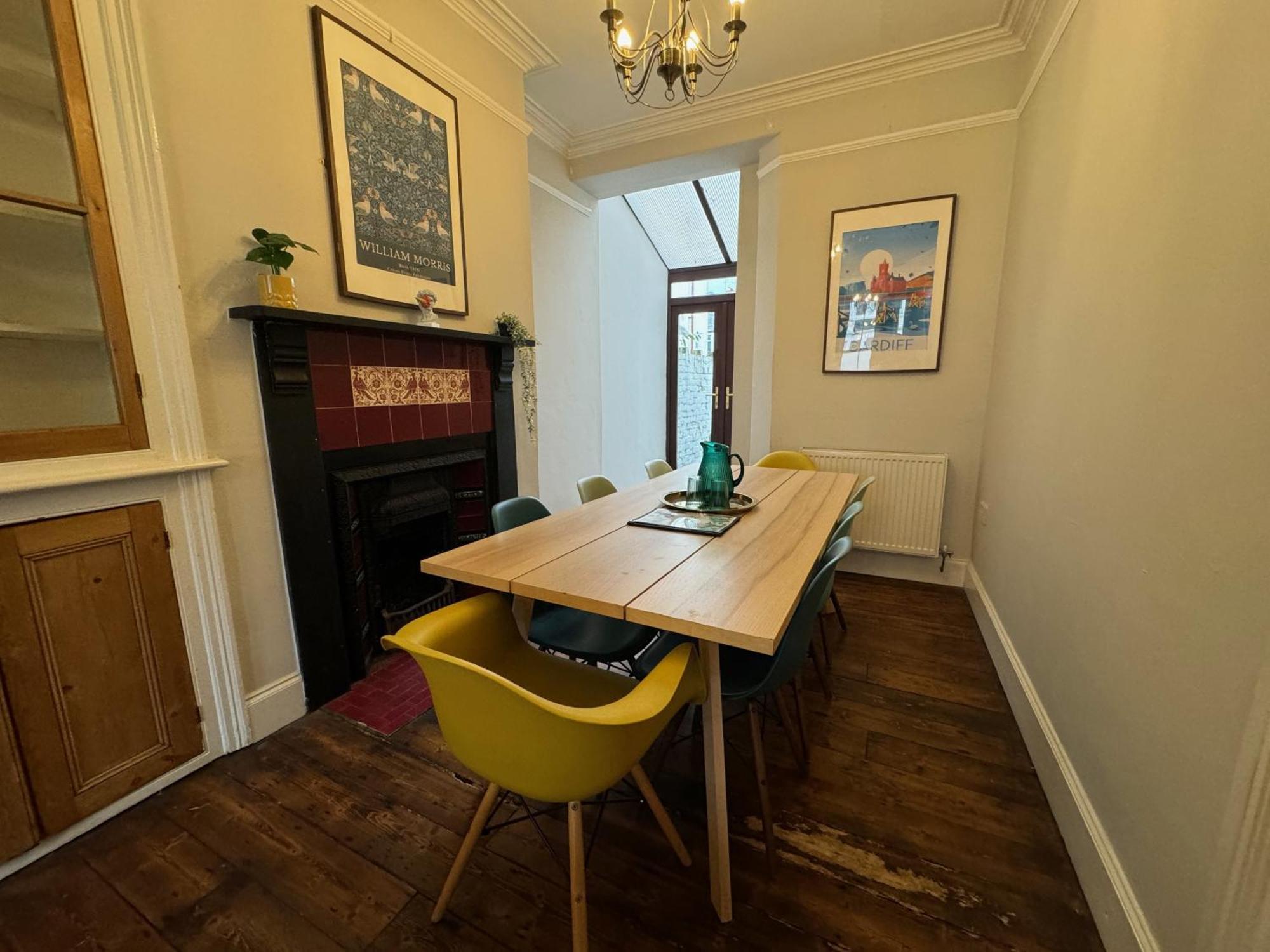 Large Citycentre Townhouse & Hot Tub, Pool Table And Offroad Parking Cardiff Exterior photo