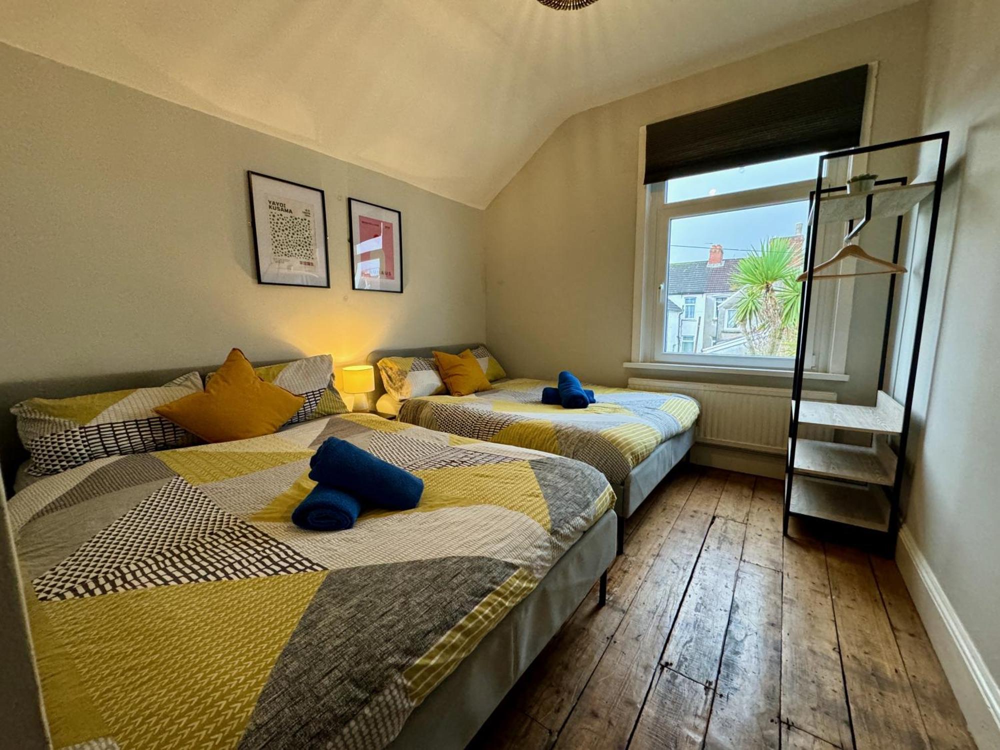 Large Citycentre Townhouse & Hot Tub, Pool Table And Offroad Parking Cardiff Exterior photo