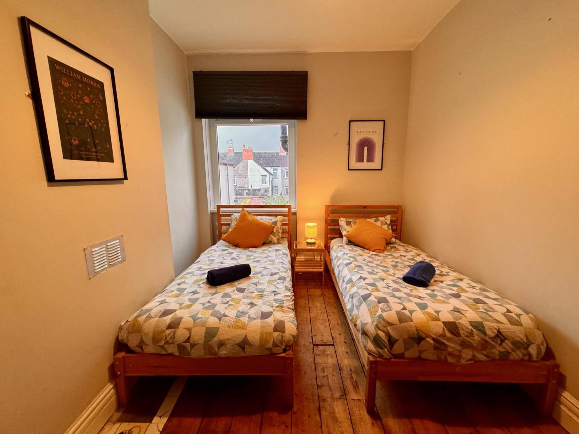 Large Citycentre Townhouse & Hot Tub, Pool Table And Offroad Parking Cardiff Exterior photo