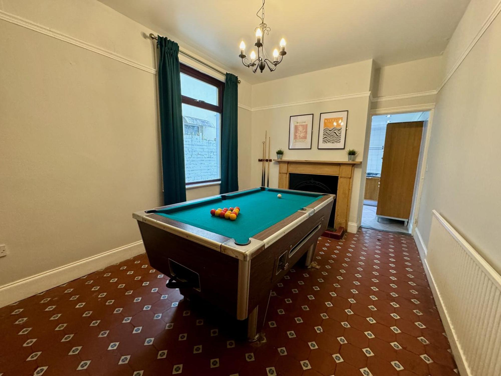Large Citycentre Townhouse & Hot Tub, Pool Table And Offroad Parking Cardiff Exterior photo