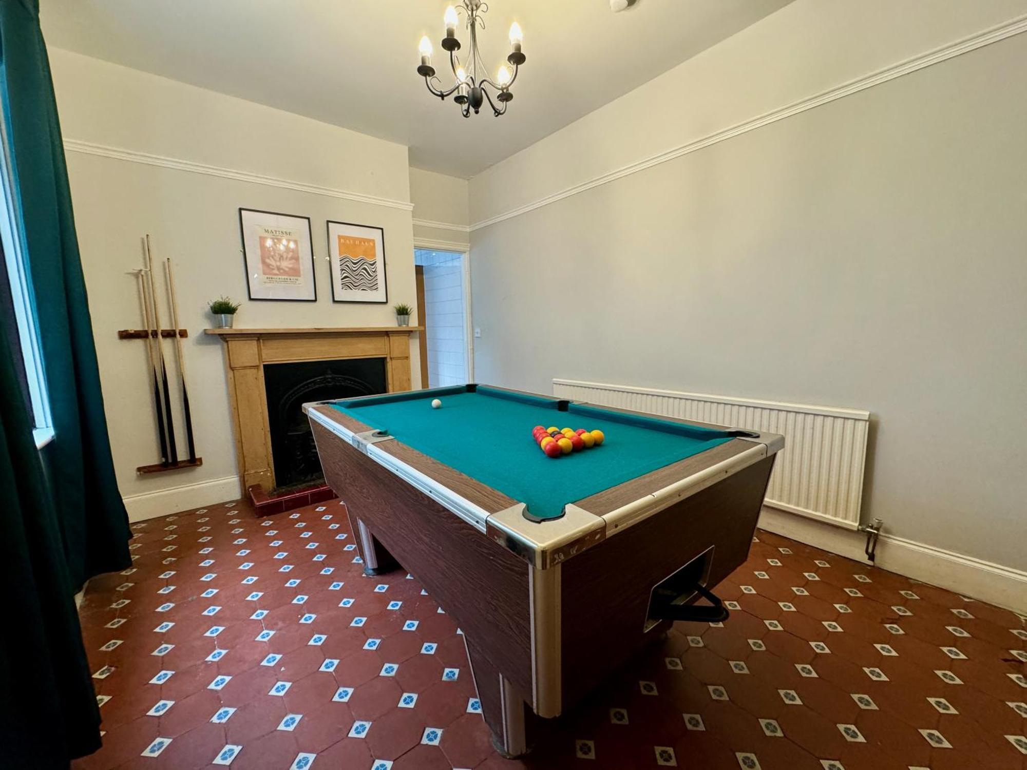 Large Citycentre Townhouse & Hot Tub, Pool Table And Offroad Parking Cardiff Exterior photo